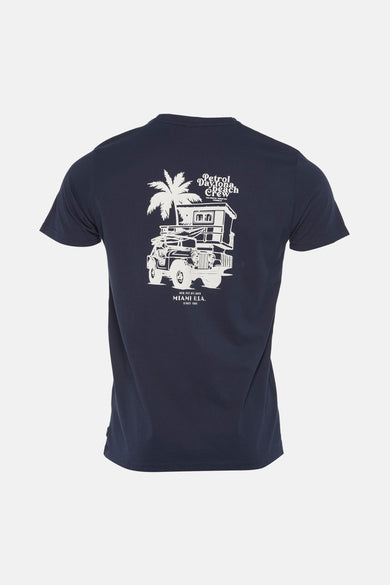 Blauwe t-shirt met korte mouwen van Petrol Industries, met een grafisch printje van een jeep op de rug.