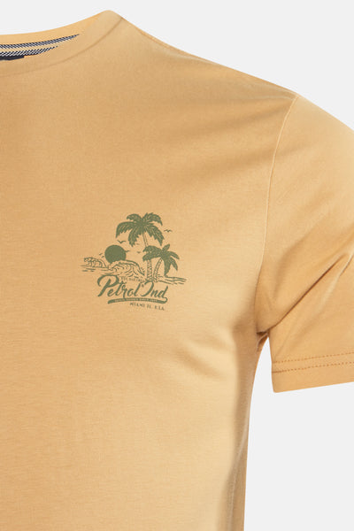 Oranjegro t-shirt-shirt Pet Pet Industriesrolrol, met met een tropisch decoratieve print.