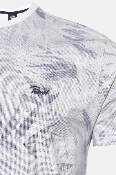 T-shirt bleu à motifs floraux par Petrol Industries, détail du col blanc uni.