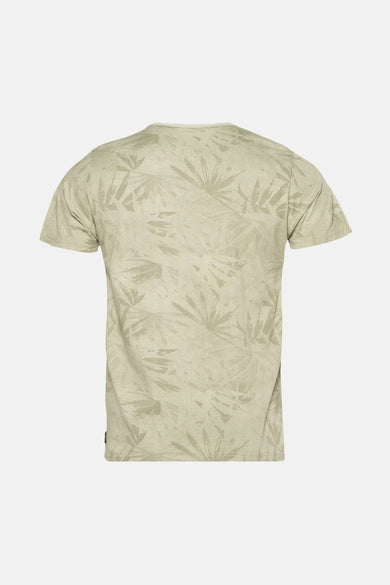 Groen T-shirt met korte mouwen van Petrol Industries® met een all-over tropisch bladmotief.