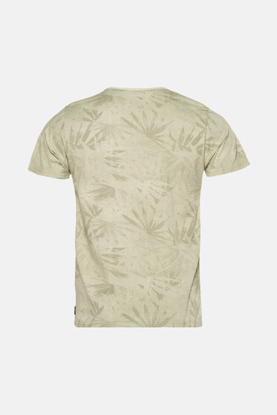 Groen T-shirt met korte mouwen van Petrol Industries® met een all-over tropisch bladmotief.
