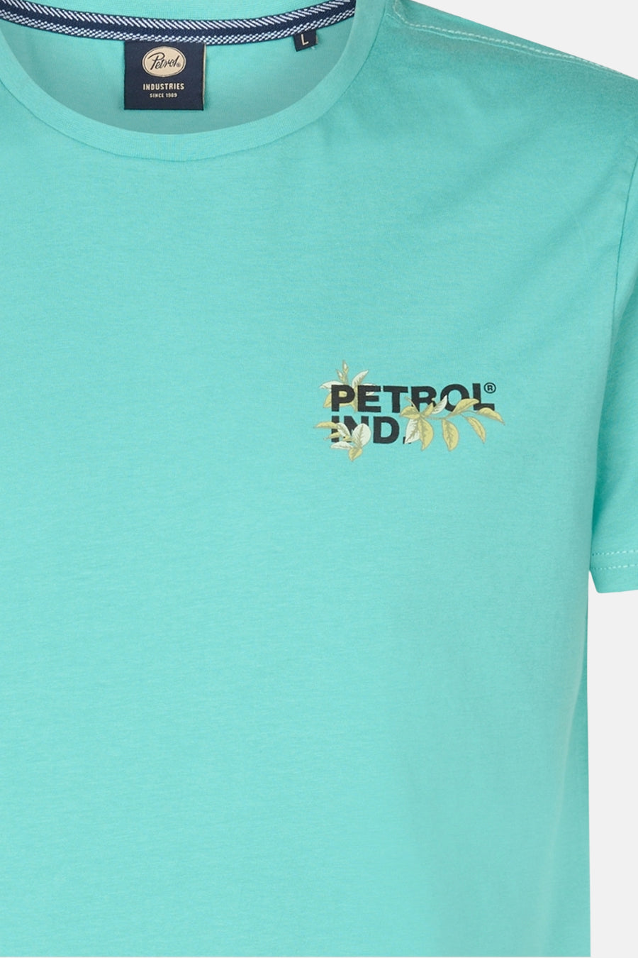 T-shirt à manches courtes vert de Petrol Industries® avec un logo floral décoratif.