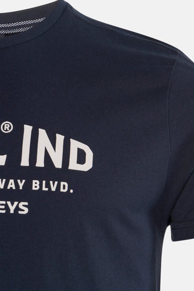 T-shirt bleu à manches courtes de Petrol Industries, avec un imprimé texte blanc.