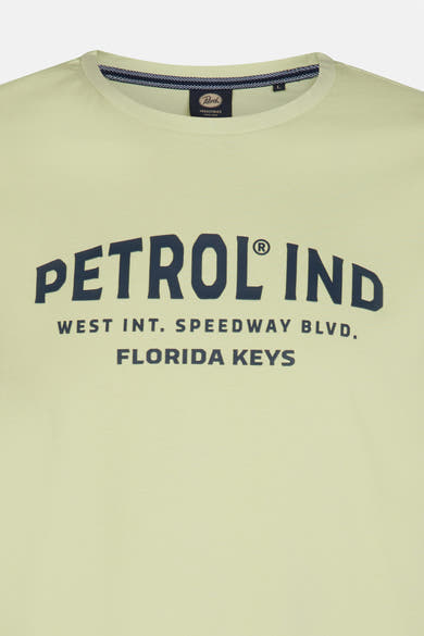 Groen T-shirt met korte mouwen van Petrol Industries met marineblauwe tekstprint.