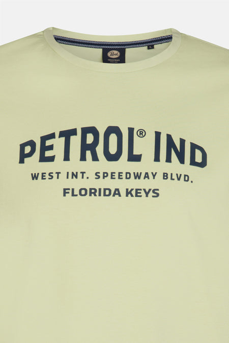 Groen T-shirt met korte mouwen van Petrol Industries met marineblauwe tekstprint.
