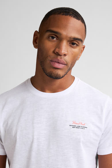 Wit T-shirt met korte mouwen van Petrol Industries, met een opdruk van het logo op de voorkant.