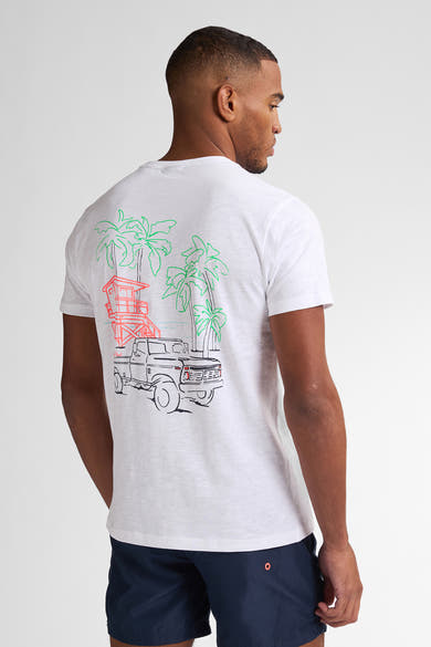Wit T-shirt met korte mouwen van Petrol Industries met een strandlandschap op de rug.