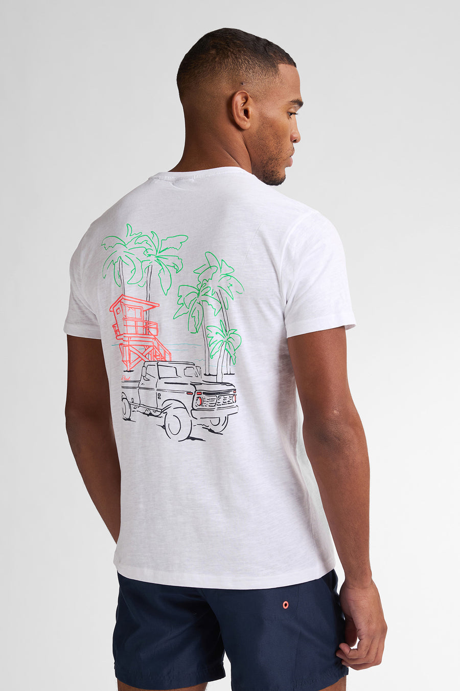 Wit T-shirt met korte mouwen van Petrol Industries met een strandlandschap op de rug.