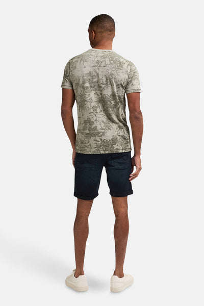 Groen T-shirt met korte mouwen van Petrol Industries® met all-over bloemenprint, achterkant, gedragen met een blauwe spijkerbroek.