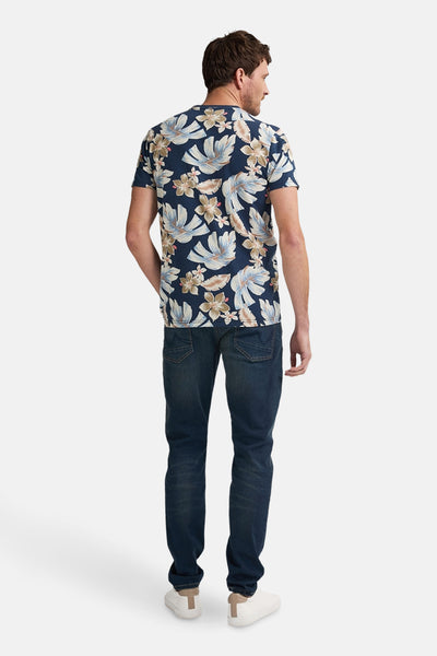 T-shirt à manches courtes bleu de Petrol Industries, à imprimé floral, porté avec un jean foncé et des baskets blanches, vue arrière.
