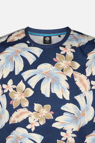 Blauwe T-shirt met korte mouwen van Petrol Industries met tropische print van bladeren en bloemen.