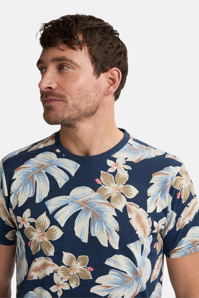 T-shirt à manches courtes bleu de Petrol Industries® avec motif floral et feuilles exotiques.