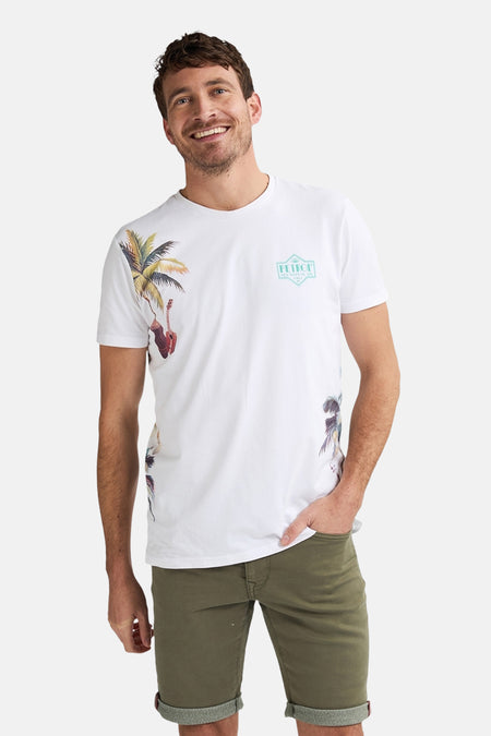 Wit T-shirt met korte mouwen van Petrol Industries, met motieven geïnspireerd op tropische thema's en een bedrukt logo.
