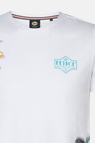 Wit T-shirt met korte mouwen van Petrol Industries®, met een turquoise logo erop gedrukt.