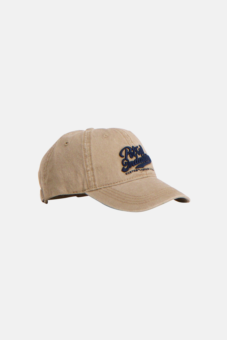 Casquette beige de Petrol Industries, avec logo brodé bleu marine et visière légèrement incurvée.