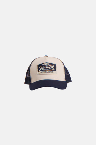 Casquette bleue de Petrol Industries, avec empiècement beige et patch logo sur le devant.