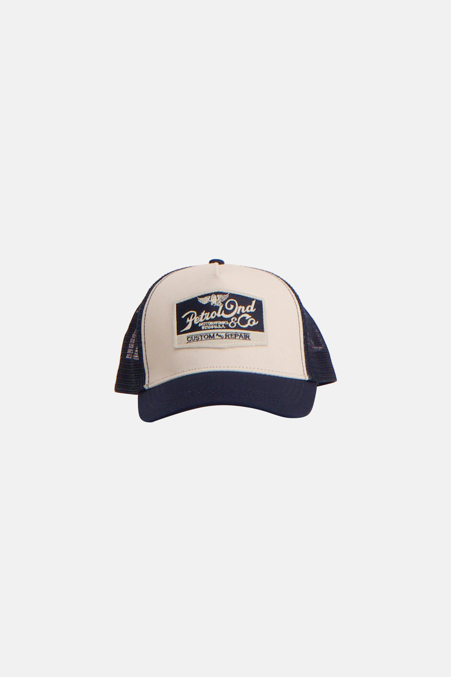 Casquette bleue de Petrol Industries, avec empiècement beige et patch logo sur le devant.