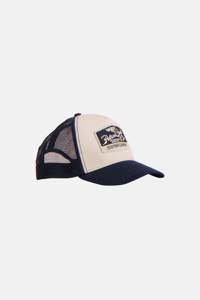Marineblauwe en beige pet van Petrol Industries, met een print aan de voorkant en mesh aan de achterkant.