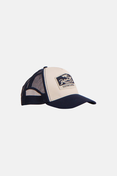 Marineblauwe en beige pet van Petrol Industries, met een print aan de voorkant en mesh aan de achterkant.