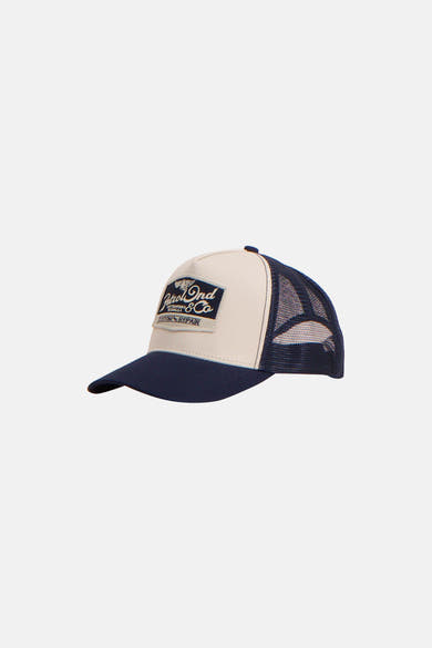 Casquette bleue de Petrol Industries, avec un patch logo sur le devant et empiècements en filet à l'arrière.