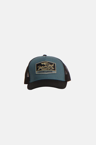Casquette verte de Petrol Industries®, avec logo rectangulaire sur le devant et filet noir à l'arrière.
