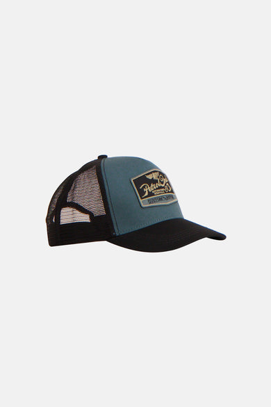 Groene mesh pet van Petrol Industries® met een logopatch aan de voorkant en een zwarte klep.