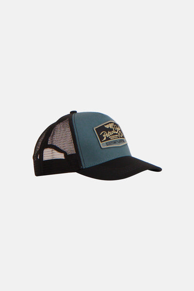 Groene mesh pet van Petrol Industries® met een logopatch aan de voorkant en een zwarte klep.