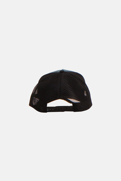 Casquette verte par Petrol Industries®, avec une maille noire à l'arrière et une fermeture réglable.