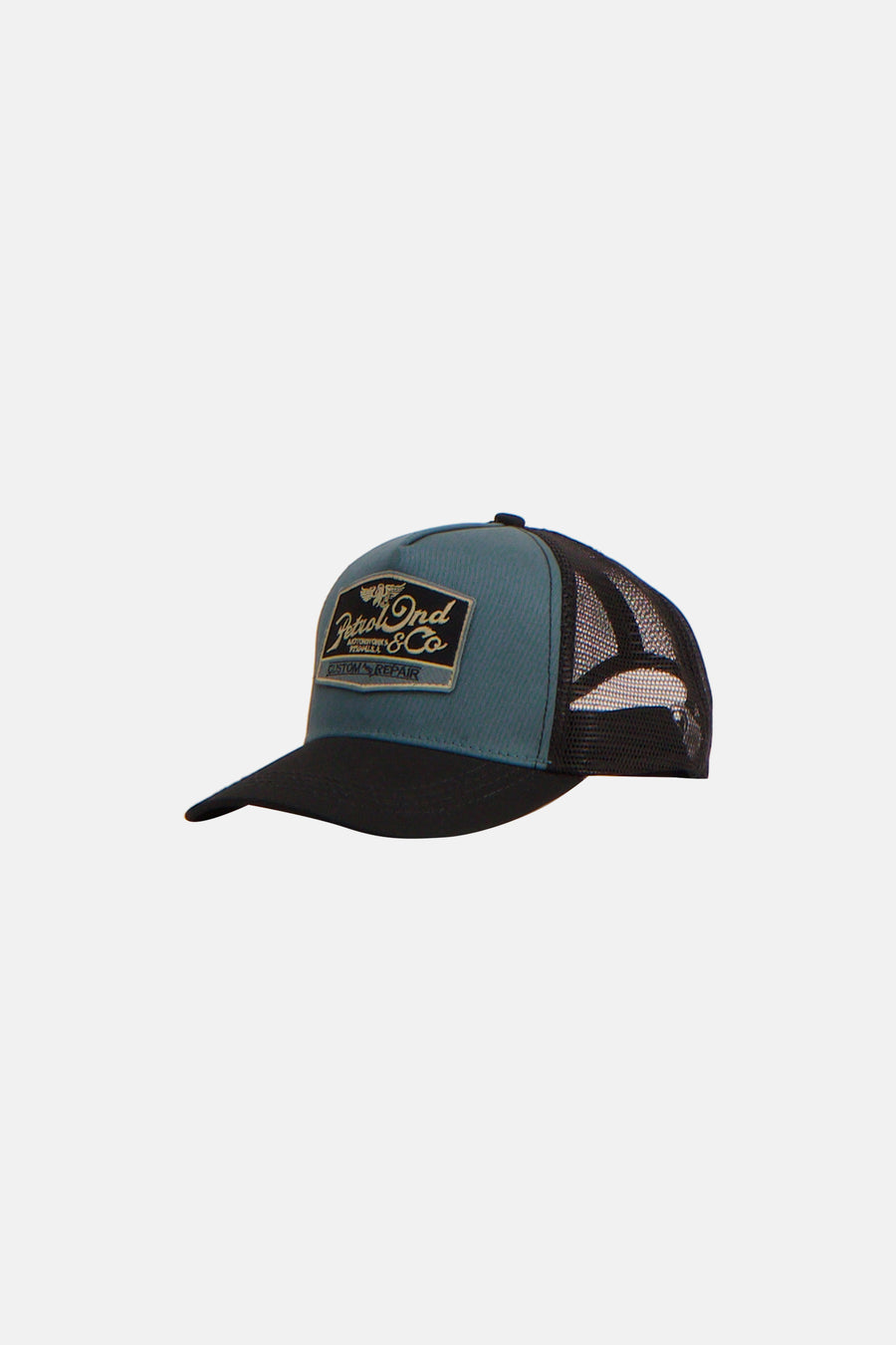 Casquette verte avec visière noire de Petrol Industries®, style camionneur à panneaux en maille noire.