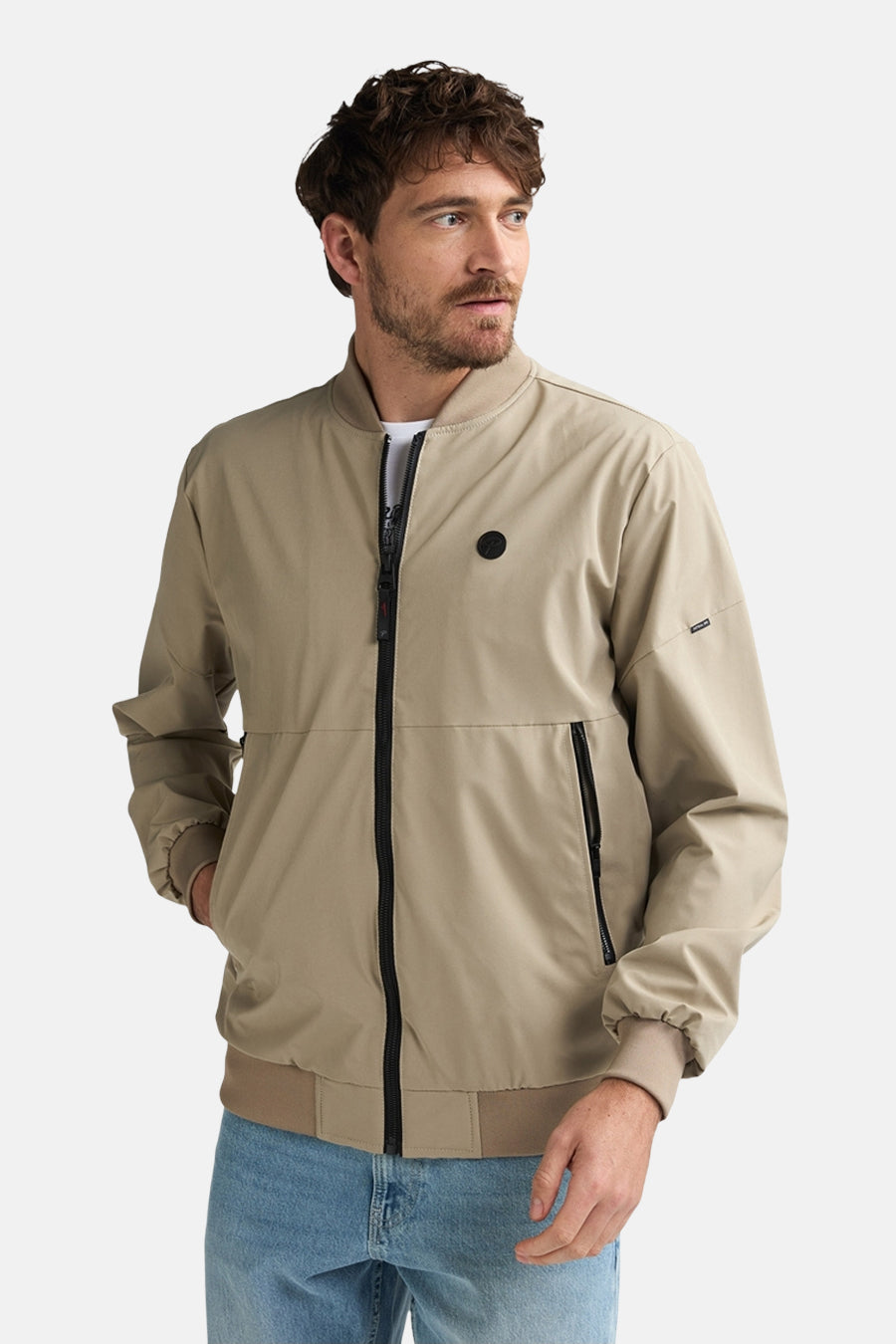 Korte beige jas van Petrol Industries® met zwarte ritssluiting op een effen achtergrond.