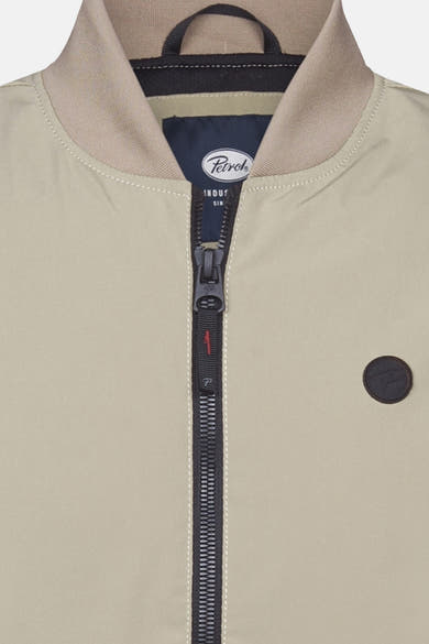 Korte beige jas van Petrol Industries, met ritssluiting en opstaande kraag.