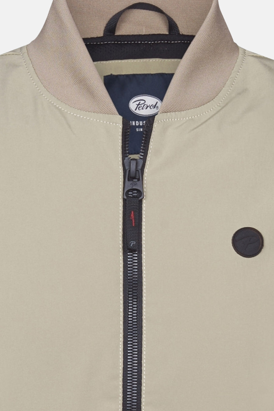 Korte beige jas van Petrol Industries, met ritssluiting en opstaande kraag.