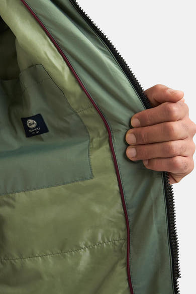 Lange kaki jas van Petrol Industries®, groene voering met binnenzak en zichtbare ritssluiting.
