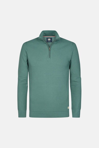 Pull ras du cou vert par Petrol Industries, avec texture nid d'abeille et fermeture éclair courte.