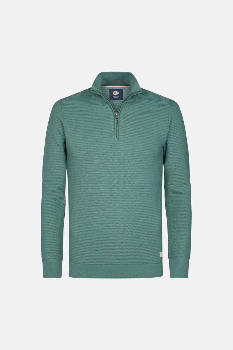 Pull ras du cou vert par Petrol Industries, avec texture nid d'abeille et fermeture éclair courte.
