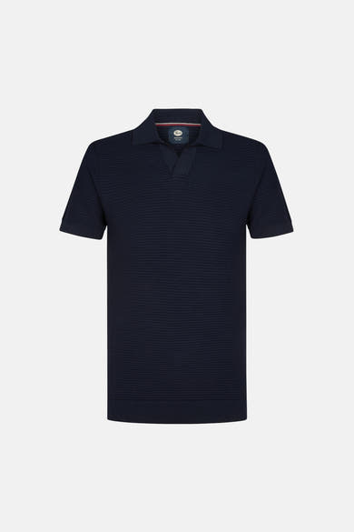 Marineblauwe polo van Petrol Industries, in een getextureerde fijne horizontale ribbrei, met een klassieke kraag.