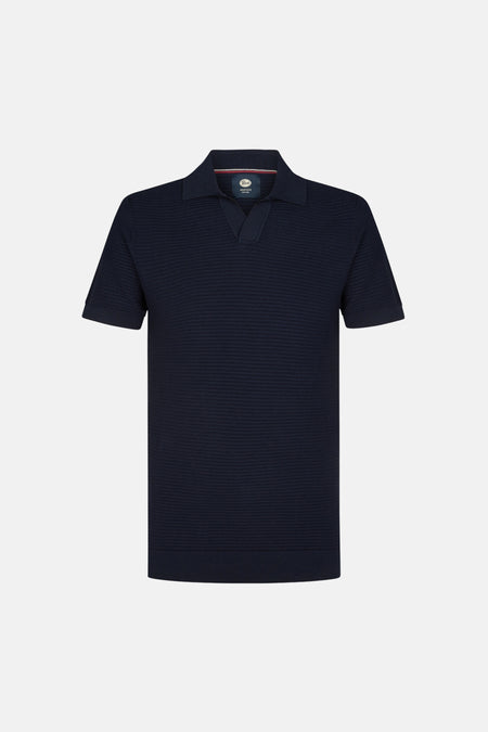 Marineblauwe polo van Petrol Industries, in een getextureerde fijne horizontale ribbrei, met een klassieke kraag.