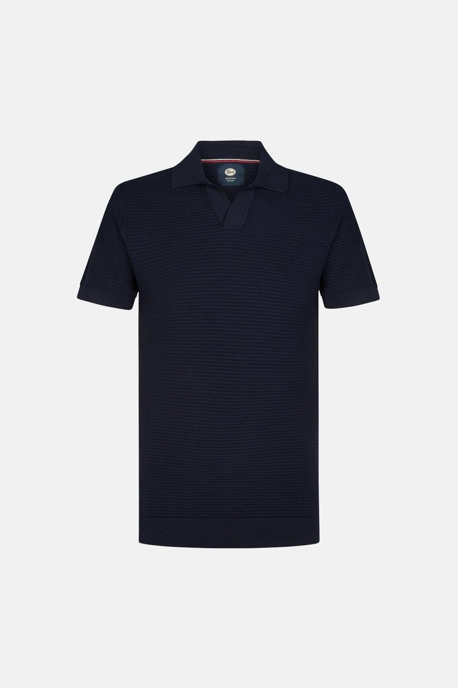 Marineblauwe polo van Petrol Industries, in een getextureerde fijne horizontale ribbrei, met een klassieke kraag.