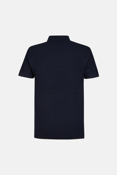 Petrol Industries® marineblauwe polo met subtiele horizontale patroontextuur.