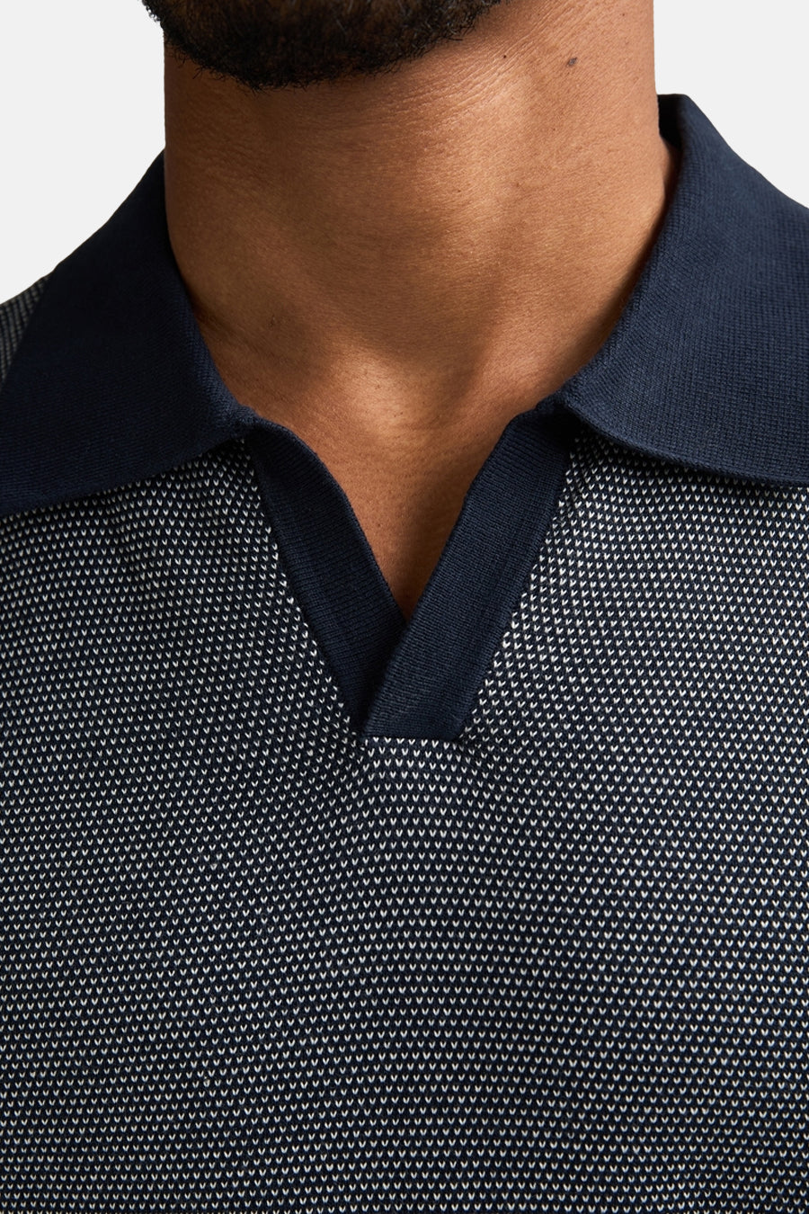 Pull bleu de Petrol Industries, motif texturé à chevrons, col polo bleu marine.