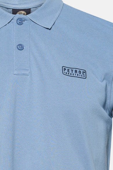 Polo bleu à manches courtes de Petrol Industries, avec logo brodé sur la poitrine.