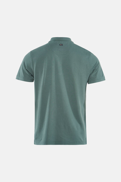 Groen poloshirt met korte mouwen van Petrol Industries, achterkant zicht op een neutrale witte achtergrond.