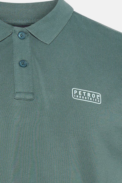 Groen poloshirt met korte mouwen van Petrol Industries, met wit logo op de borst.