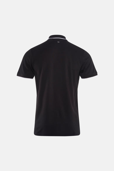 Zwart poloshirt met korte mouwen van Petrol Industries®, met witte afwerkingen aan de kraag en mouwen.