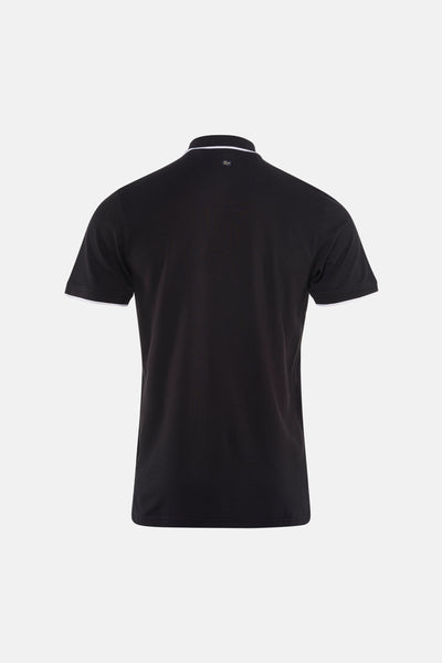 Zwart poloshirt met korte mouwen van Petrol Industries®, met witte afwerkingen aan de kraag en mouwen.