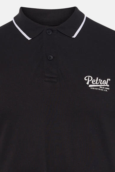 Polo noir à manches courtes de Petrol Industries, avec col blanc et logo brodé.