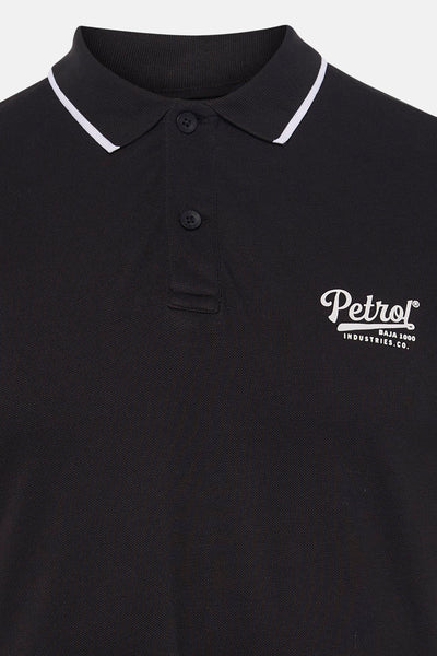 Polo noir à manches courtes de Petrol Industries, avec col blanc et logo brodé.