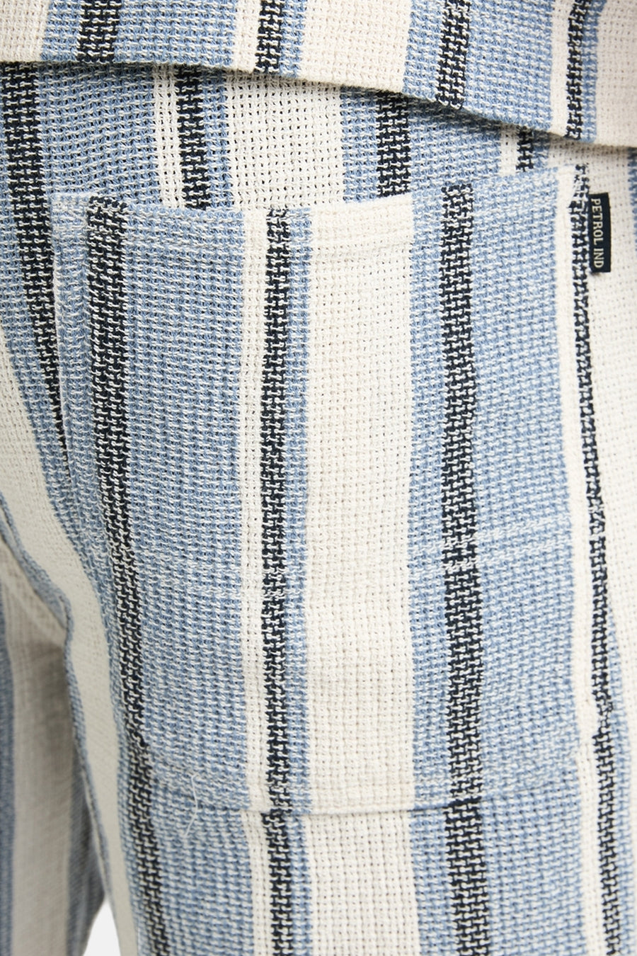 Korte blauwe broek met verticale strepen van Petrol Industries met zichtbare achterzak.