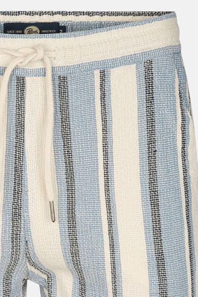 Short rayé bleu de Petrol Industries, avec cordon de serrage à la taille.