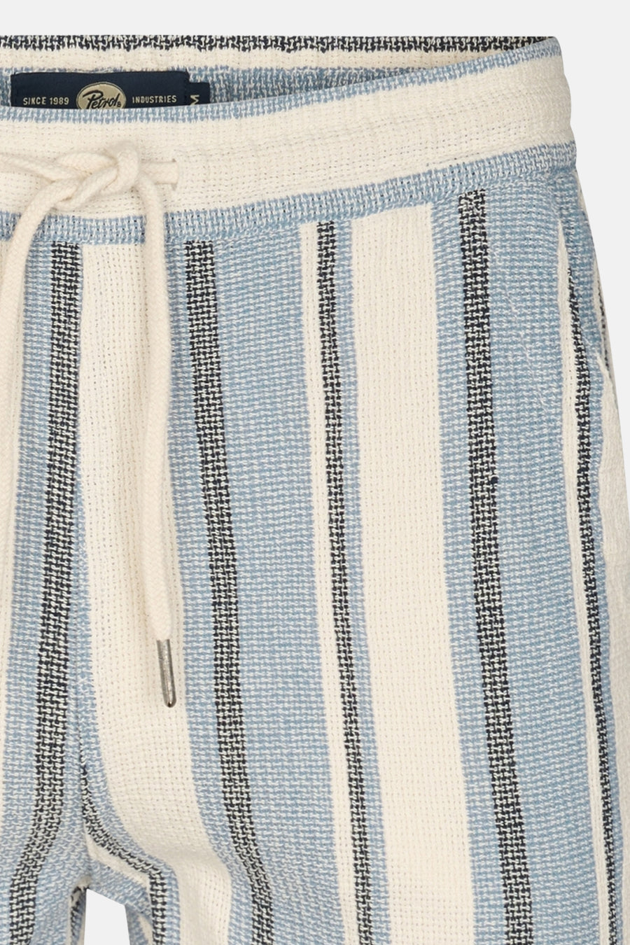 Short rayé bleu de Petrol Industries, avec cordon de serrage à la taille.